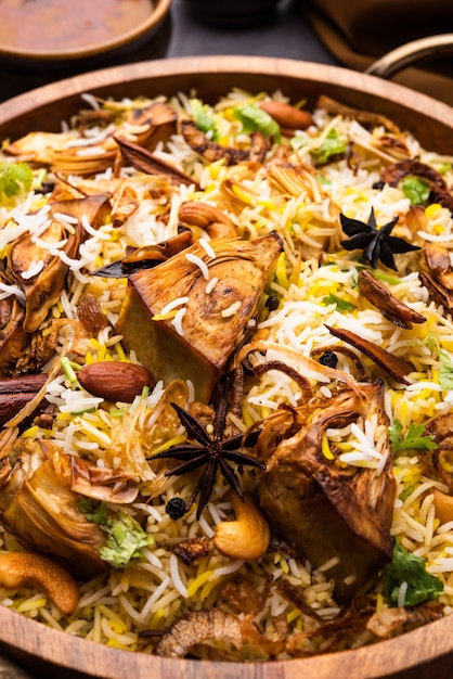 Kathal Biryani se elabora con trozos de yaca cruda cocidos lentamente con una variedad de especias y mezclados con arroz basmati. servido con requesón y salan. Comida vegetariana india