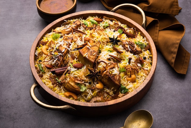 Kathal Biryani se elabora con trozos de yaca cruda cocidos lentamente con una variedad de especias y mezclados con arroz basmati. servido con requesón y salan. Comida vegetariana india