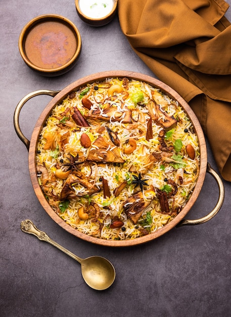 Kathal Biryani se elabora con trozos de yaca cruda cocidos lentamente con una variedad de especias y mezclados con arroz basmati. servido con requesón y salan. Comida vegetariana india