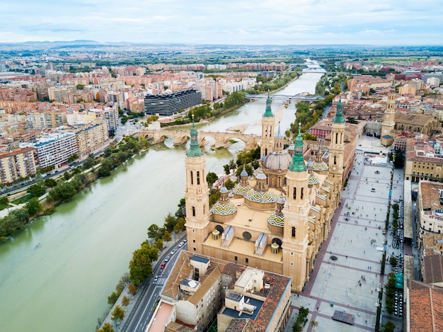 Kathedrale Basilika Unserer Lieben Frau von der Säule Luftpanoramablick, Stadt Zaragoza in der Region Aragon in Spanien