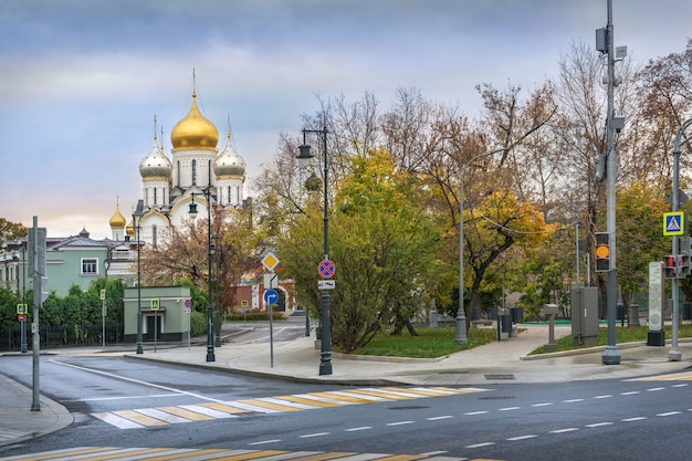 Kathedrale der Geburt der Jungfrau von der Empfängnis-Kloster in Moskau von der Ostozhenka-Straße an einem bewölkten Herbstmorgen