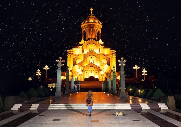 Kathedrale der Heiligen Dreifaltigkeit von Tiflis in der Nacht