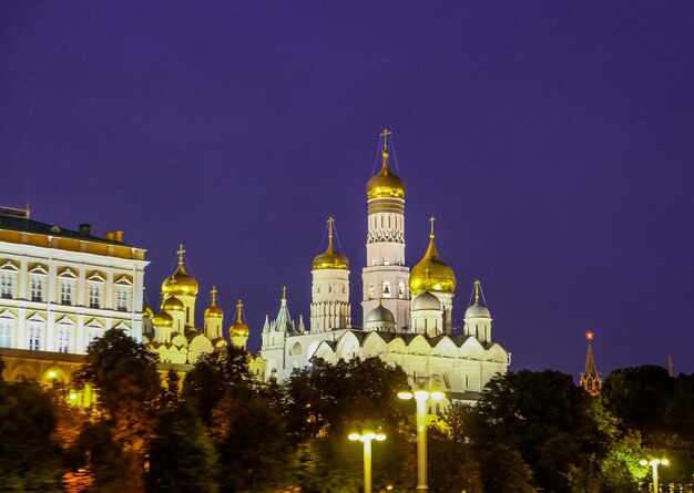 Kathedrale des Erzengels in Moskau bei Nacht Russland