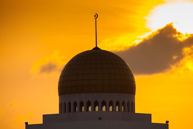 Foto kathedrale gegen den himmel beim sonnenuntergang