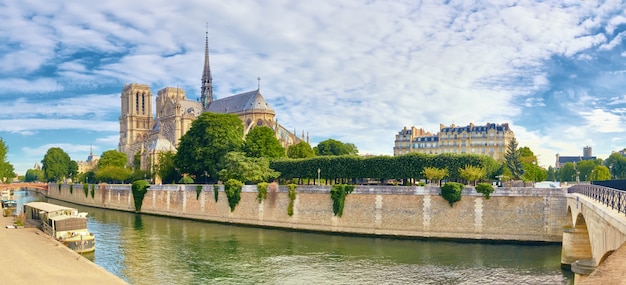 Kathedrale Notre Dame in Paris an einem hellen Tag im Frühling