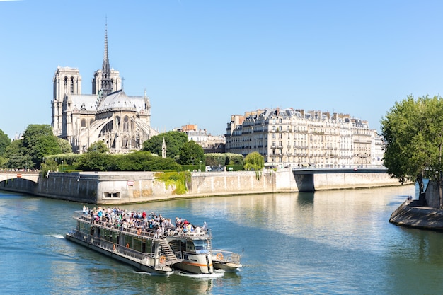 Kathedrale Notre Dame Paris mit Kreuzfahrt