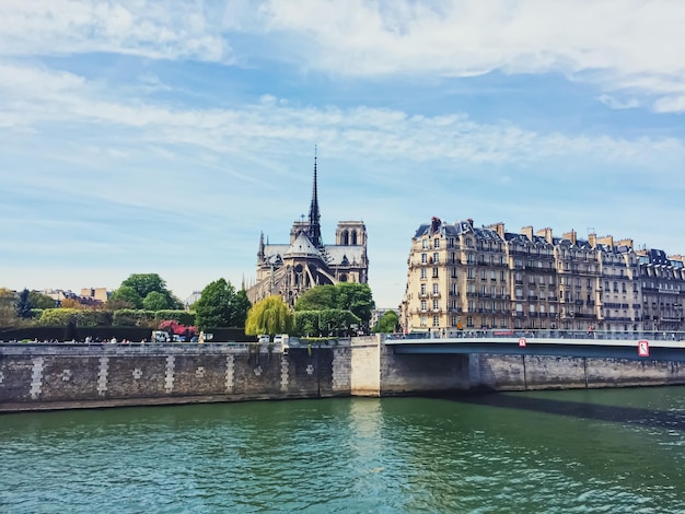 Kathedrale Notre Dame und Wahrzeichen der Seine in Paris Frankreich