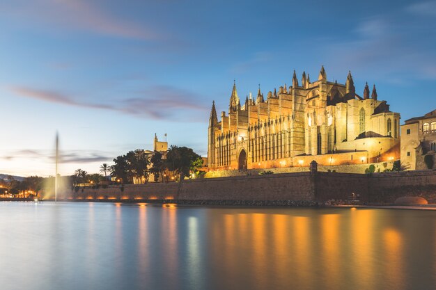 Kathedrale Palma de Mallorca in der Abenddämmerung, schöne Aussicht