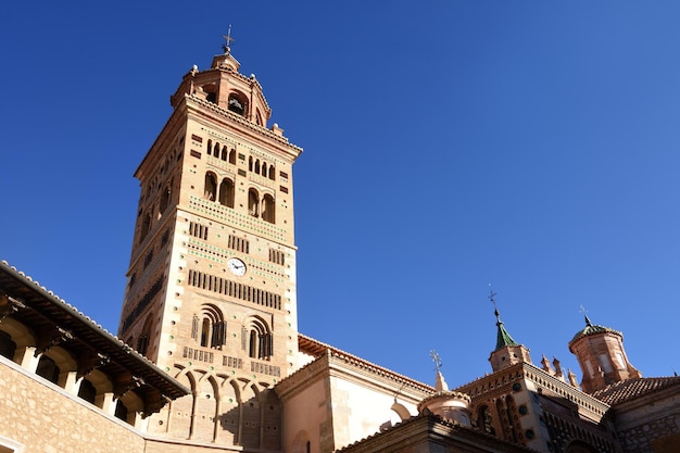 Kathedrale Santa Maria de Mediavilla und Mudéjar-Turm der Kathedrale Teruel Aragon Spanien