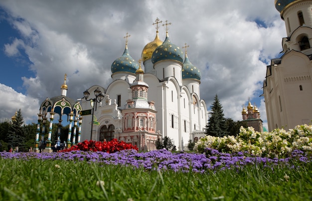 Kathedrale und Kapelle von St. Sergius Lavra in Sergiev Posad, Moskau Region