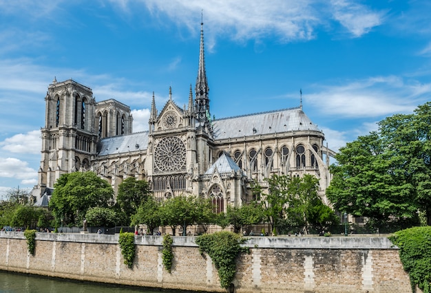 Kathedrale von Notre Dame in Paris und in der Seine