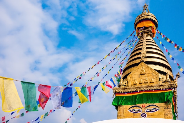 Kathesimbhu Stupa mit Buddha-Augen und bunten Gebetsfahnen in Kathmandu, Nepal