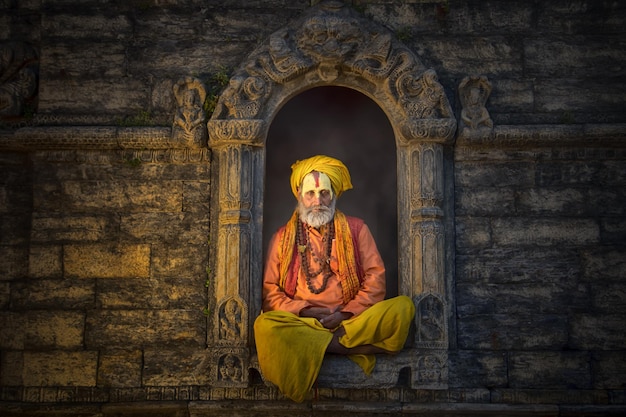 KATHMANDU NEPAL 25. März Heilige Sadhu-Männer mit traditionell bemaltem Gesichtssegen im Pashupatinath-Tempel 25. März 2017 in Nepal Kathmandu