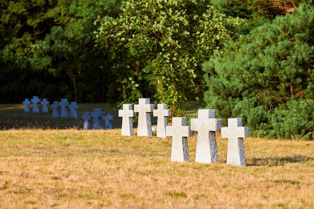 Katholische Granitsteinkreuze auf dem deutschen Soldatenfriedhof in Europa. Denkmal für tote Soldaten des Zweiten Weltkriegs in Baltiysk, Oblast Kaliningrad, Russland