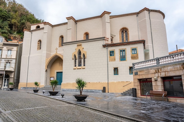 Katholische Kirche aus weißem Stein im Fischerdorf Cudillero Asturias