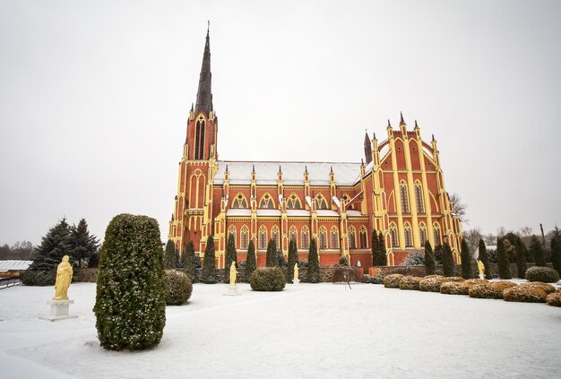 Katholische Kirche der Heiligen Dreifaltigkeit, Dorf Gervyaty im Winter, Region Grodno, Weißrussland