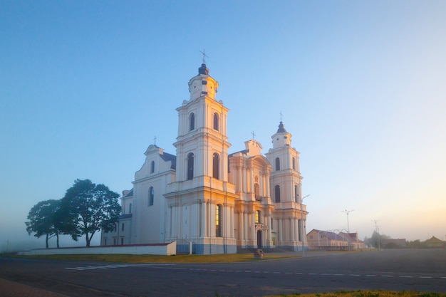 Katholische Kirche in Budslau (Weißrussland) am Morgen