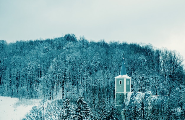 Katholische Kirche in einem Schnee nach Schneefällen in Europa