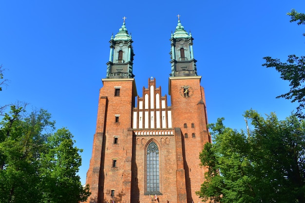 Katholische Kirche mit grüner Spitze der Türme der Kathedrale im Hintergrund des blauen Himmels Polen Posen