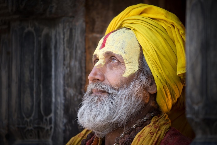 Foto katmandú nepal mar 25 santo sadhu hombres con cara pintada tradicional bendición en el templo pashupatinath mar 25 2017 en nepal katmandú