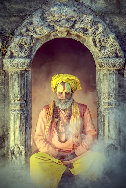 KATMANDÚ, NEPAL-MARZO 25 2017: Yogui sentado en oración en el Templo Pashupatinath de Katmandú, Nepal,