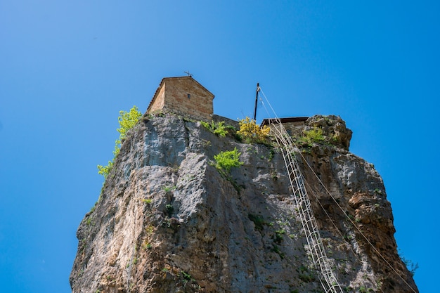 Katskhi-Säule. Georgische Wahrzeichen. Männerkloster in der Nähe des Dorfes Katskhi