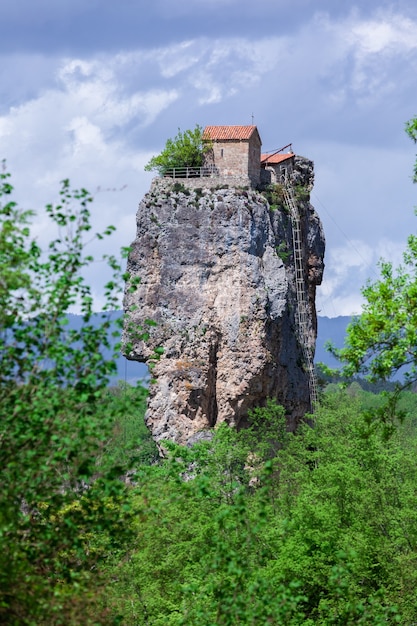 Katskhi-Säule. Georgische Wahrzeichen. Männerkloster in der Nähe des Dorfes Katskhi