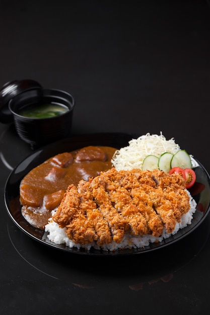 Foto katsu kare don con sopa de miso y ensalada