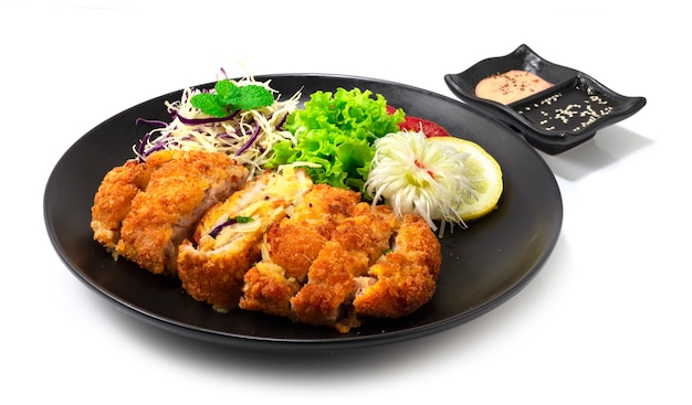 Katsu relleno con vegetales mixtos y queso dentro de comida coreana-japonesa Katsu frita