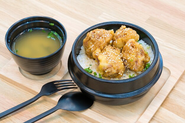 Katsudon - Japaner panierte frittiertes Schweinefleischkotelett auf Holztisch.