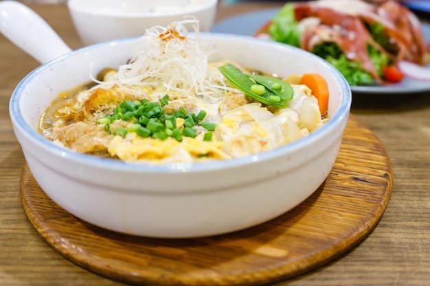 Katsudon o asado de cerdo frito al estilo japonés con huevo e ingrediente japonés mezclado con arroz listo para servir en el restaurante