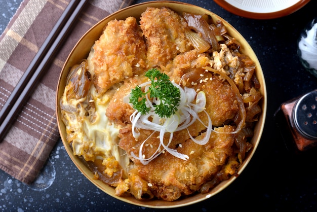 Katsudon ou estilo japonês assado de porco frito.