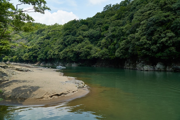 Katsura Fluss und Ufer mit Wald