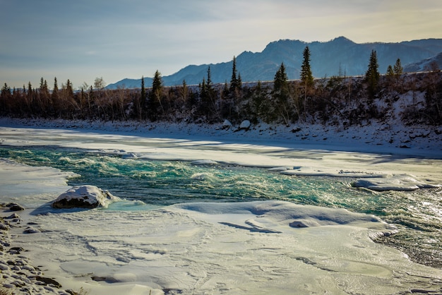 Katun Fluss in Altai Bergen an einem frostigen Wintertag