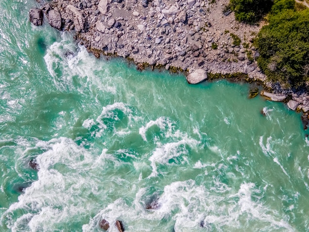 Katun-Fluss Türkisfarbenes Wasser und felsige Küste Altai-Gebirge RussiaAÃ'Â'AÃ'Â Luftbild