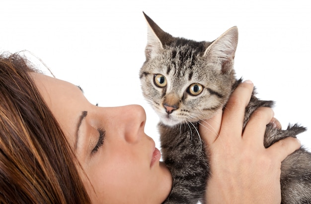 Katze und Frau auf einem weißen Hintergrund