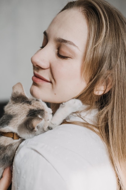 Katzenadoption adoptiert Kätzchen aus Rettungs- und Tierheimen Porträt einer Frau, die mit Adoptivkindern spielt