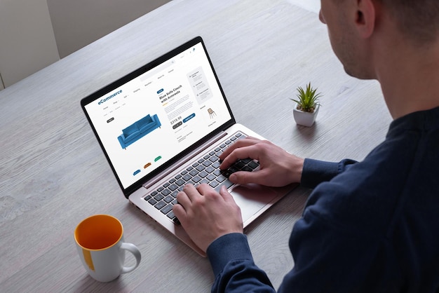 Kauf von Möbeln online von der E-Commerce-Website Veranschaulicht das Konzept der Suche nach einem Sofa mit Armlehne bequem über eine digitale Plattform