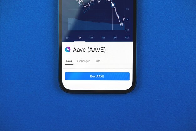 Kaufen Sie AAVE-Kryptowährung per Handy-App, Konzept des Online-Handels, der Investition und des Münzaustauschs mit Smartphone, Geschäfts- und Finanzfoto