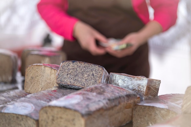 Kaufen Sie Brot im Laden Schwarz-Weiß-Brot auf der Bäckereitheke Kaufen Sie frisches Brot Saatgut schwarz r