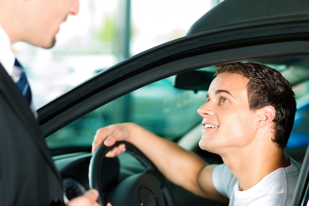 Kaufendes Auto des Mannes vom Verkäufer