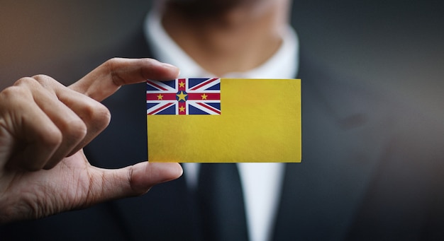 Foto kaufmann holding card niue flagge