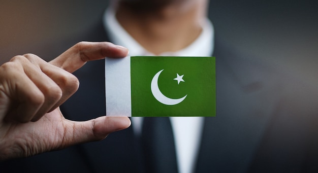 Kaufmann holding card pakistan flagge