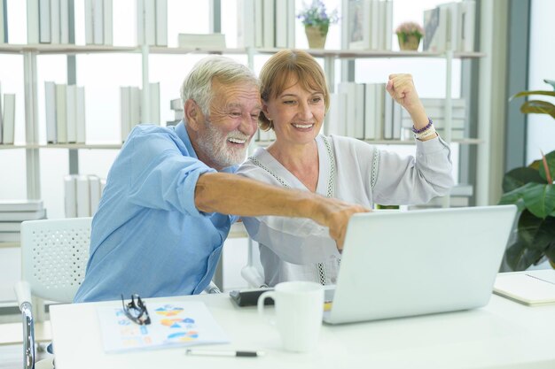 Kaukasische ältere Geschäftsleute, die in einem modernen Büro arbeiten und brainstormen