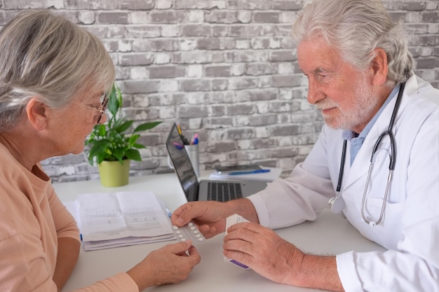 Kaukasische ältere männliche Ärzte und Patientinnen treffen sich bei regelmäßigen Untersuchungen, um neue Therapien, Gesundheitsversorgung und Medizin zu besprechen