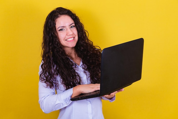 Kaukasische Brasilianerin mit Notebook-Laptop-Informatik-Konzept Remote-Work-Konnektivität