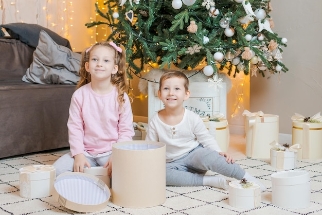 Kaukasische Brüder und Schwestern sitzen in ihrem Wohnzimmer zusammen auf dem Boden