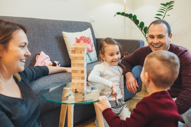 Kaukasische Eltern bringen ihren Kindern das Spielen bei