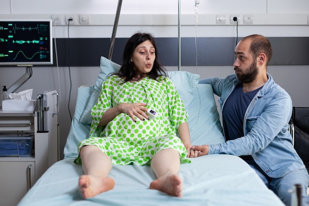 Kaukasische Eltern erwarten Baby in der Krankenstation