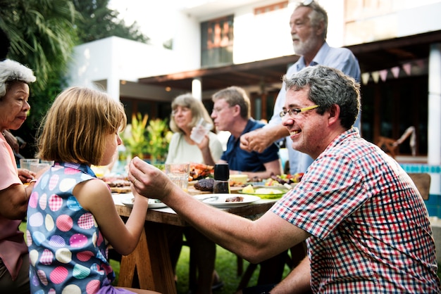 Kaukasische Familie, die zusammen Sommer am Hinterhof genießt